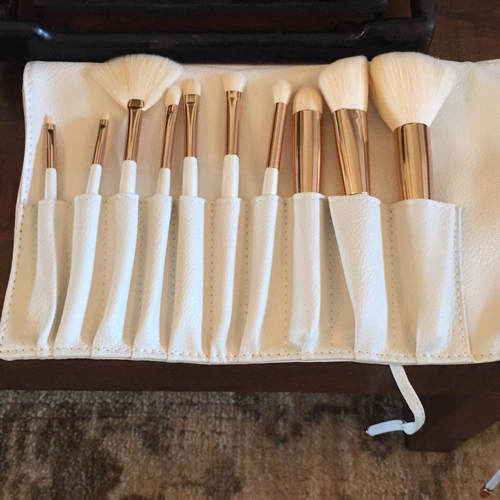 la beaute Soi Makeup brushes travel kit Causebox